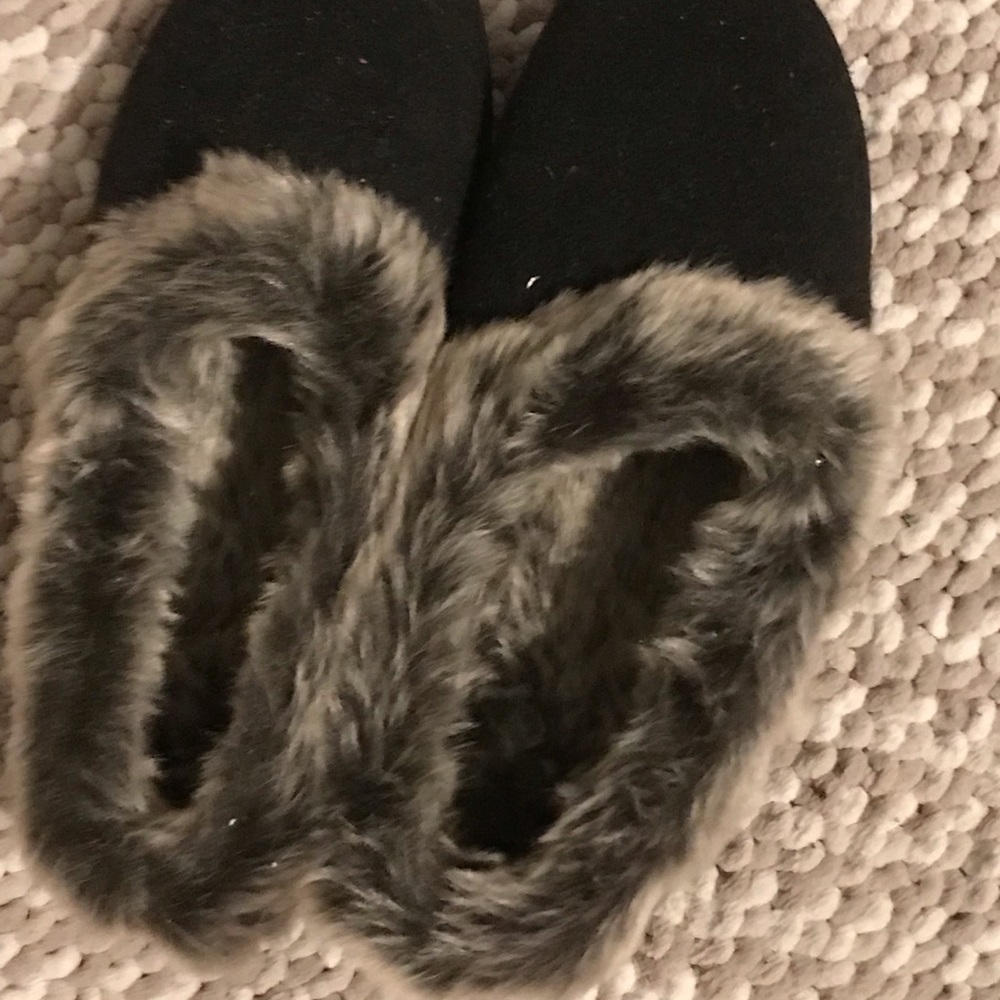 Brand new Acorn slippers with fur in side